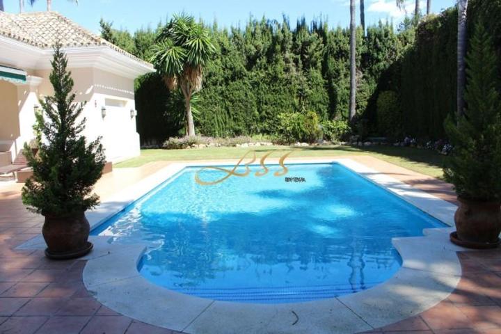 Chalet en venta en Marbella, Nueva Andalucia - Atalaya De Rio Verde photo 0