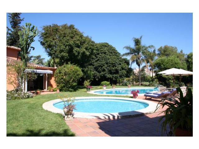 Chalet en venta en Estepona photo 0
