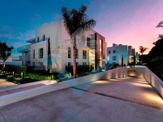 Apartamento en venta en Estepona photo 0