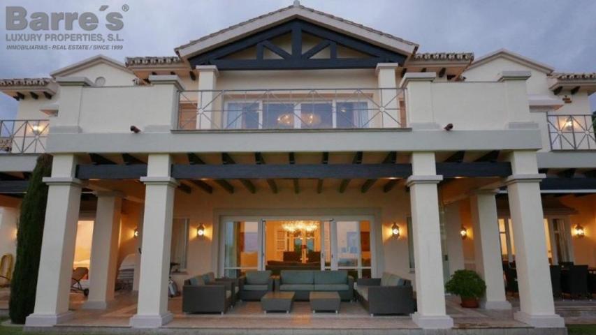 Casa con terreno en venta en Benahavís, Benahavis photo 0