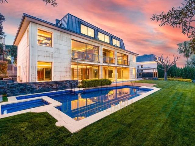 Chalet en venta en Barcelona photo 0