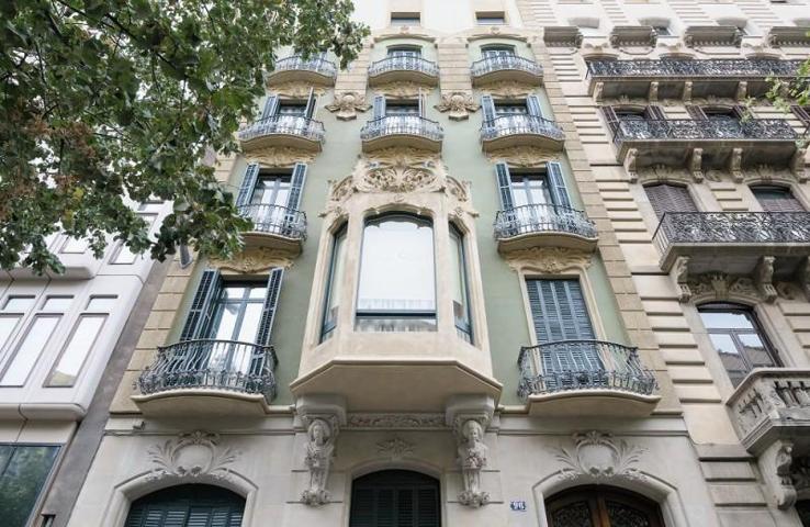 Edificio en venta en Barcelona, Eixample photo 0