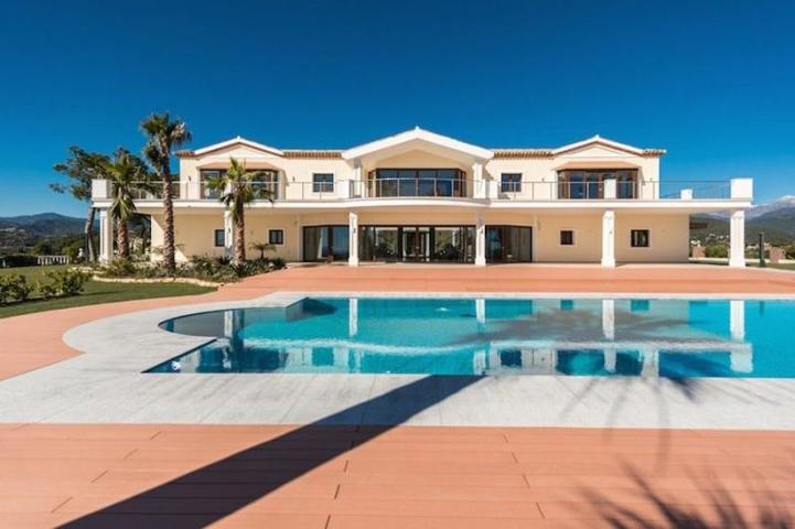 Casa con terreno en venta en Benahavís, Benahavis photo 0