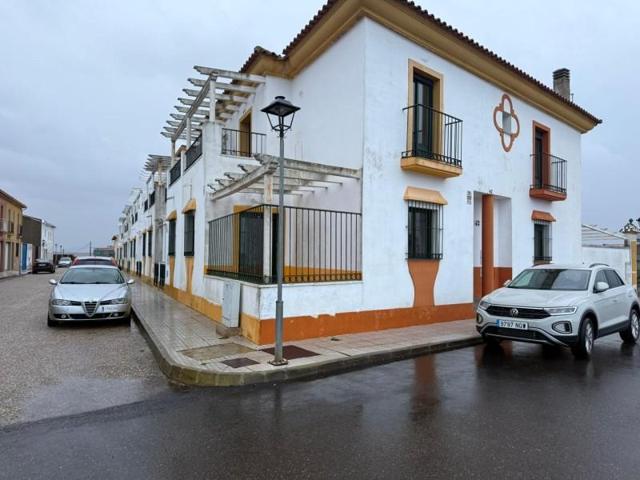 Adosada en venta en Badajoz, Extremadura photo 0