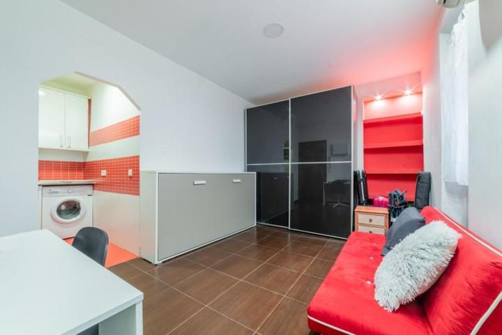 Estudio en venta en Madrid, Delicias photo 0