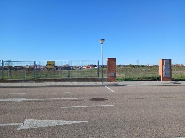 Parcela en venta en Aldeamayor de San Martín, Aldeamayor golf photo 0