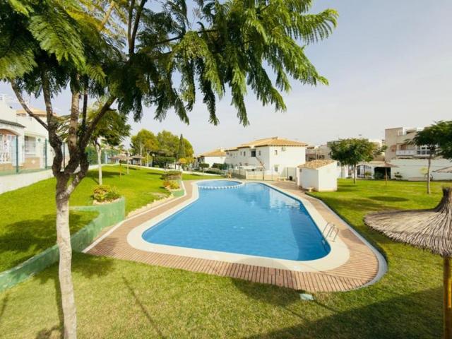 Bungalow en venta en Torrevieja, Los balcones photo 0