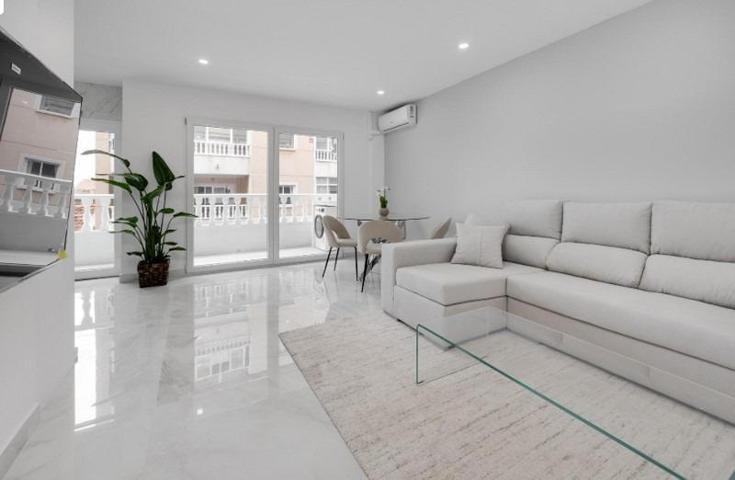 Apartamento en venta en Torrevieja, Centro photo 0