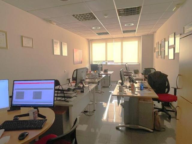 Oficina en alquiler en Leganés, El Carrascal photo 0