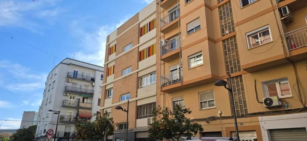 Piso en venta en Valencia, Natzaret photo 0