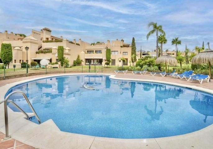 Piso en venta en Estepona, Estepona photo 0