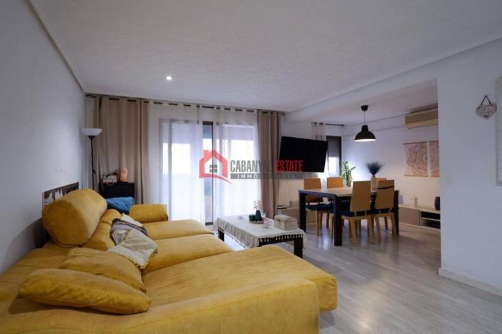 Apartamento en venta en Valencia, Cuatre Careres photo 0