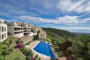 Apartamento en venta en Marbella, Alto de los Monteros photo 0