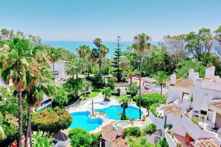 Apartamento en venta en Marbella, Este - Elviria photo 0