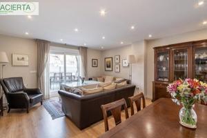 Piso en venta en Granada, Alhamar photo 0