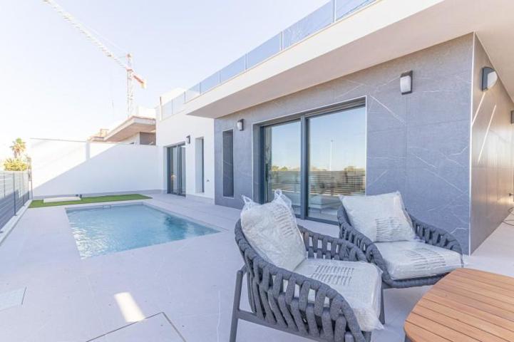 Chalet en venta en Torrevieja, Aguas Nuevas photo 0