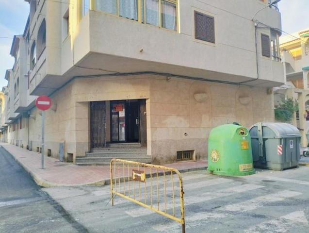 Local comercial en venta en Torrevieja photo 0