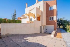 Chalet en venta en Zubia, Laurel de la Reina photo 0