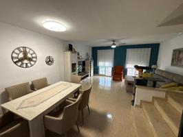 Adosada en venta en Piles photo 0