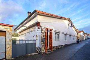 Adosada en venta en Gijón, Santa Bárbara photo 0