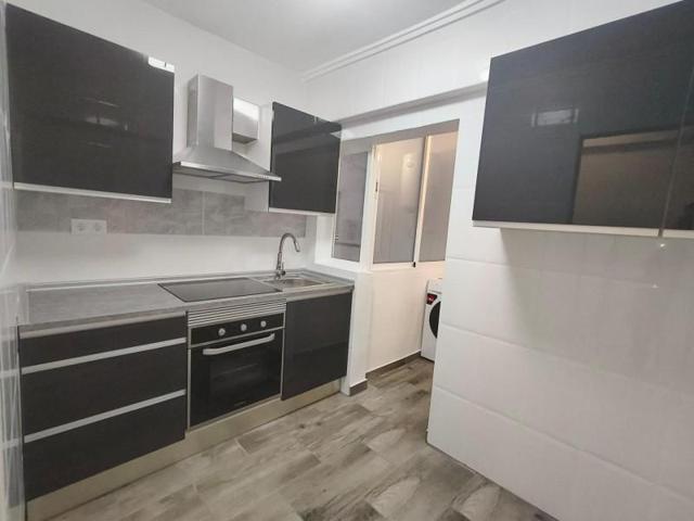 Piso en venta en Valencia, Torrefiel photo 0