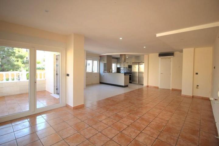 Chalet en venta en Orihuela Costa, Villamartin photo 0