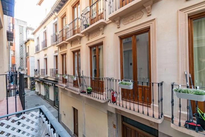 Edificio en venta en Granada, Centro photo 0