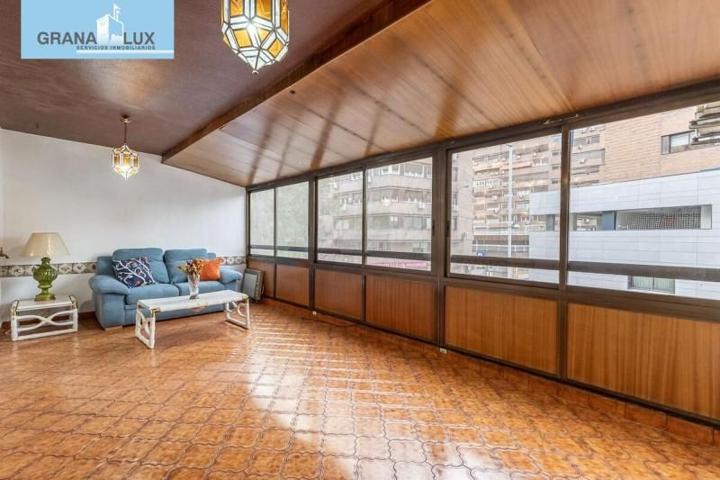Piso en venta en Granada, Constitucion photo 0