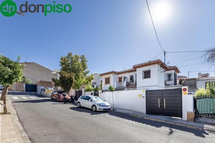 Adosada en venta en Peligros, Centro photo 0