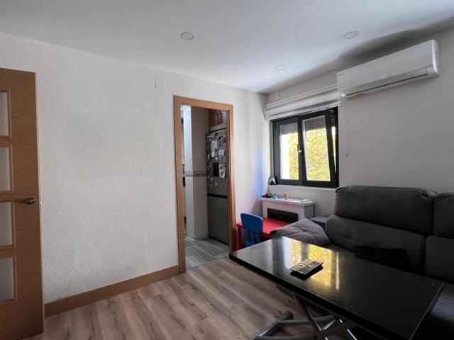 Piso en venta en Madrid, Calle de Pradoluengo, 28042 photo 0