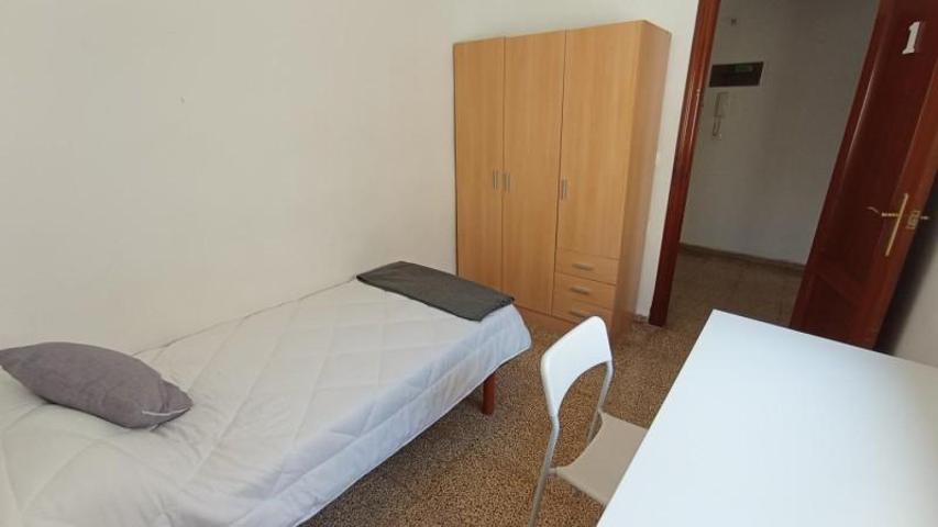 Habitación en alquiler en Valencia, Carrer del Serpis, 46021 photo 0