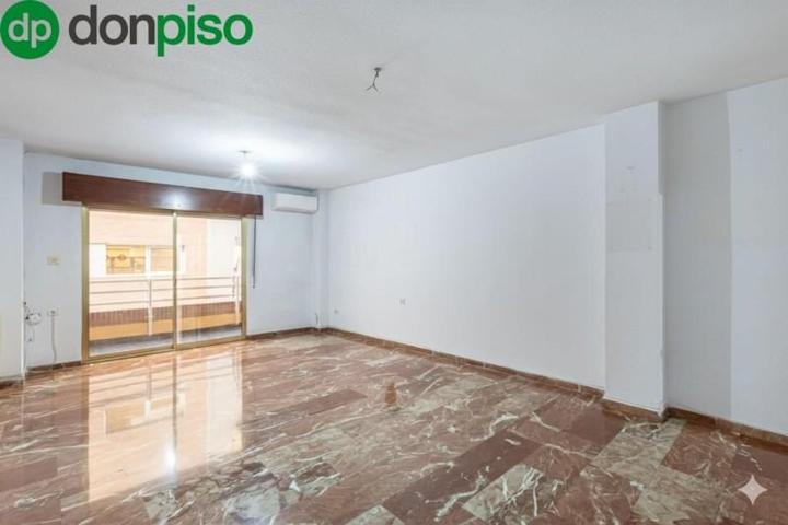Piso en venta en Granada, Constitucion photo 0