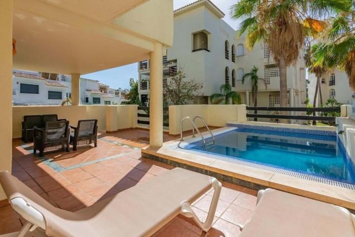 Piso en venta en Estepona, Estepona photo 0