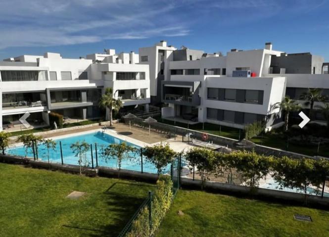 Apartamento en alquiler en Estepona, Selwo photo 0