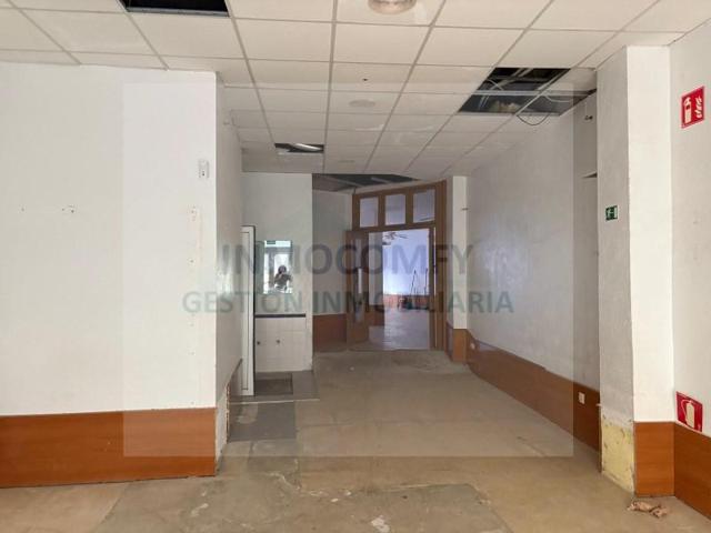 Local comercial en venta en La Bisbal d'Empordà photo 0