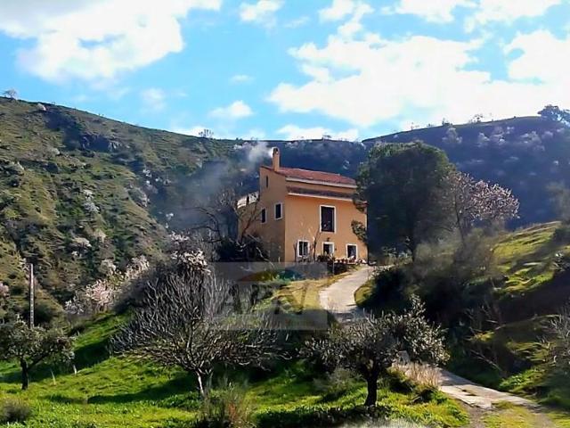 Casa con terreno en venta en Alora photo 0