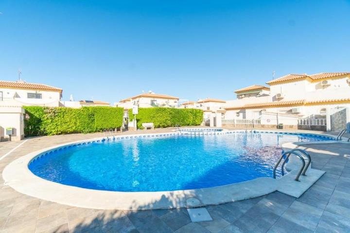 Bungalow en venta en Orihuela Costa, Playa Flamenca photo 0