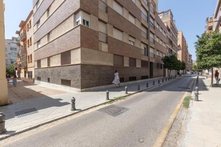 Piso en venta en Granada, Alhamar photo 0