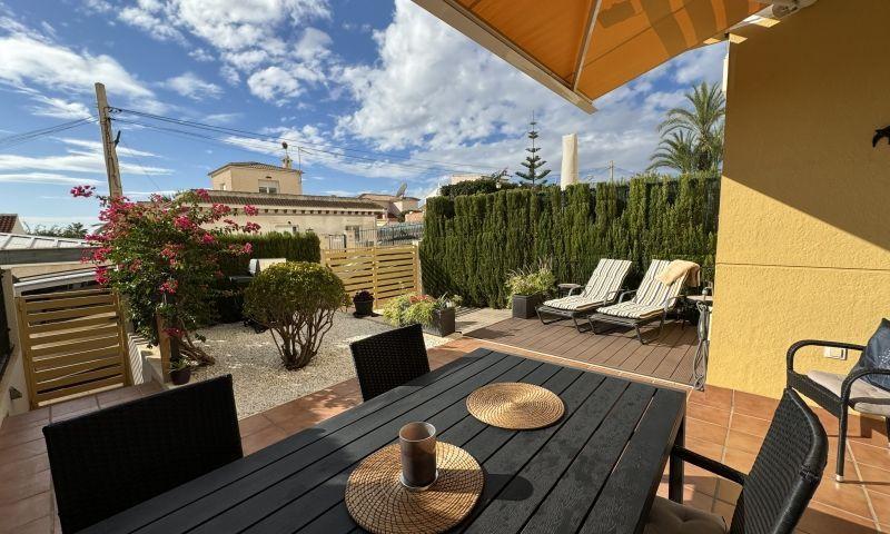 Apartamento en venta en Orihuela Costa, Villamartín-Las Filipinas photo 0