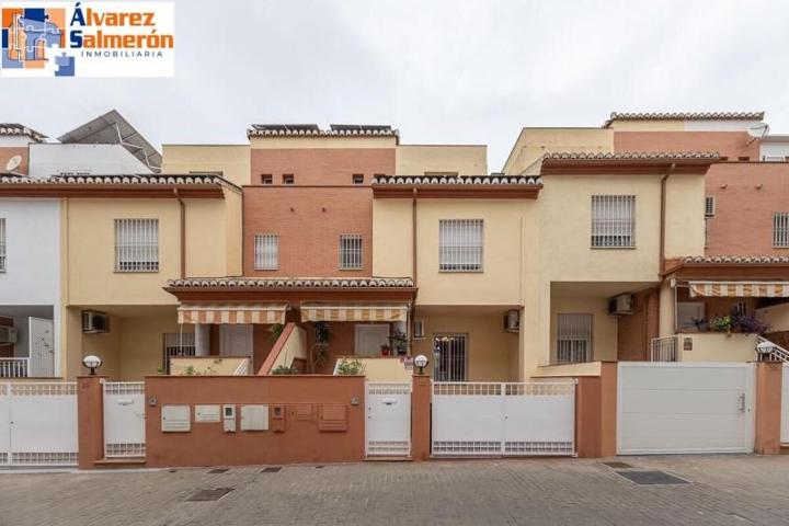 Adosada en venta en Granada, La Chana photo 0