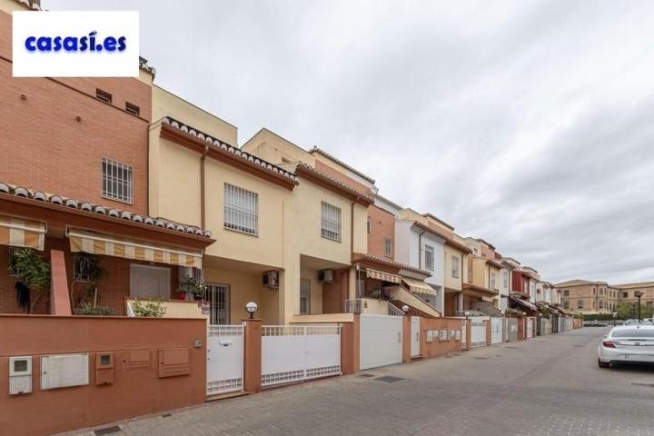Adosada en venta en Granada, La Chana photo 0