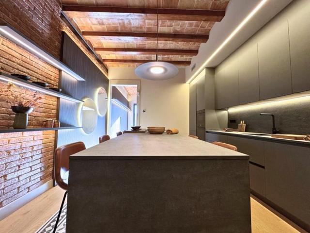 Piso en venta en Barcelona, Sant Antoni photo 0