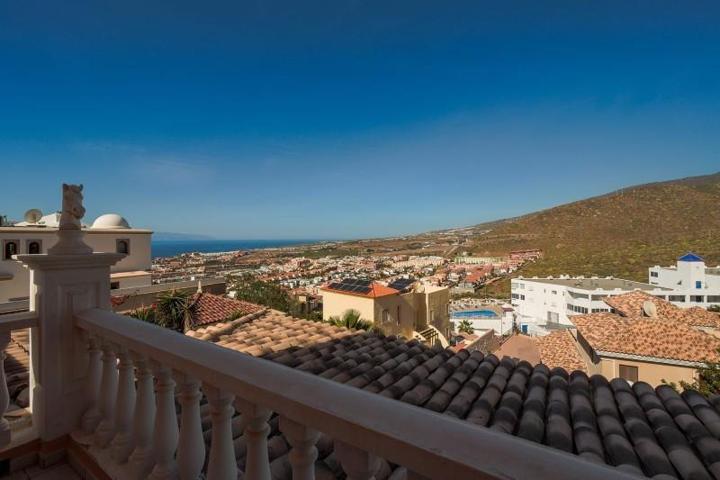 Chalet en venta en Adeje photo 0