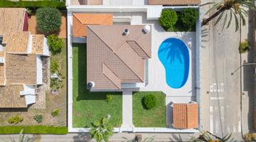 Chalet en venta en Cabo Roig photo 0