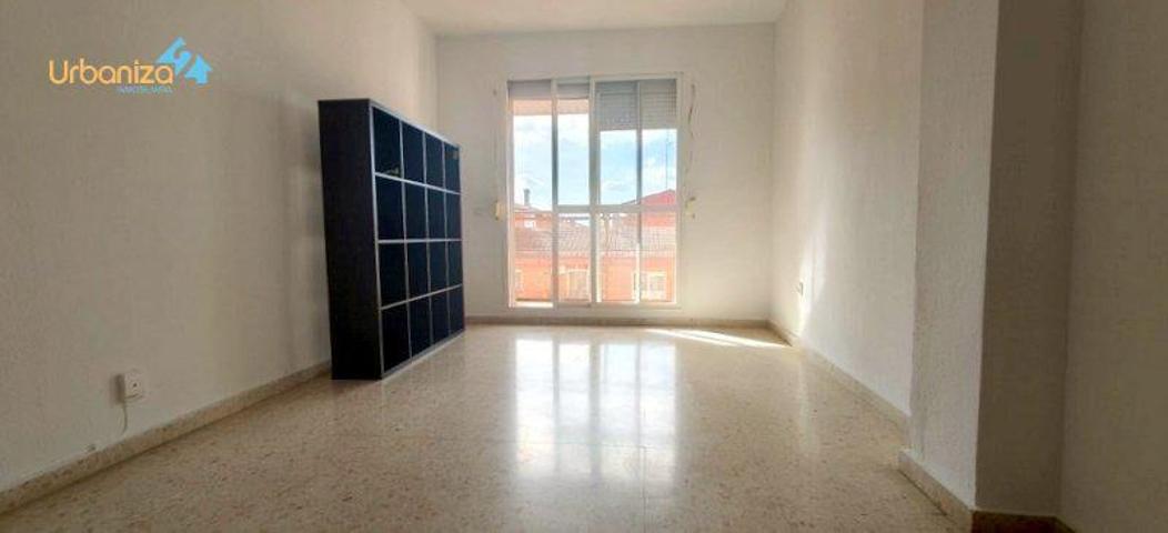 Apartamento en venta en Badajoz, Valdepasillas photo 0