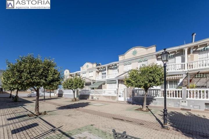 Adosada en venta en Cúllar Vega, Cullar Vega photo 0