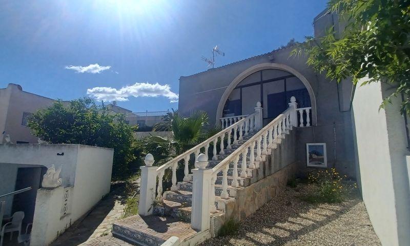 Chalet en venta en Torrevieja, Playa de los locos photo 0