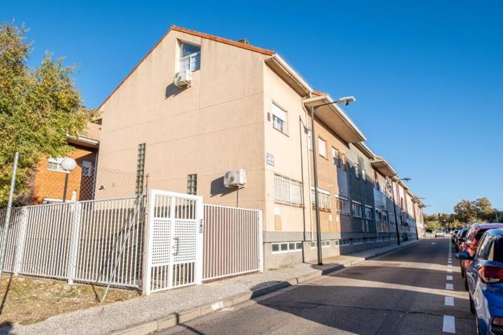 Adosada en venta en Zaragoza, Santa Isabel photo 0