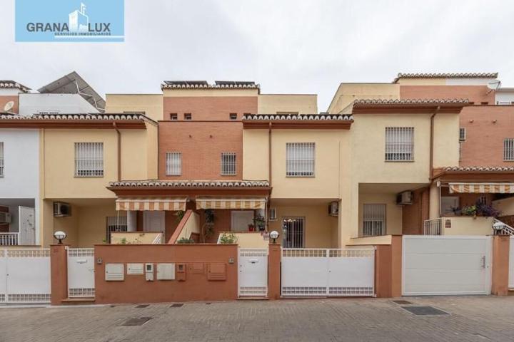 Adosada en venta en Granada, La Chana photo 0