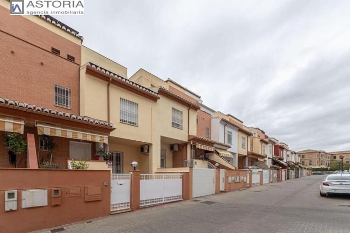 Adosada en venta en Granada, La Chana photo 0
